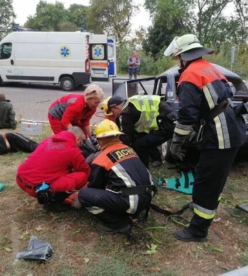 В Олександрії рятувальники деблокували двох чоловіків з автівки
