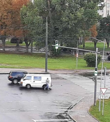 У Луцьку – ДТП: не розминулися позашляховик і бус 