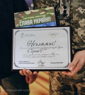 Старшого солдата з Рівненщини, який отримав поранення під Бахмутом, нагородили відзнакою &quot;Незламні&quot;