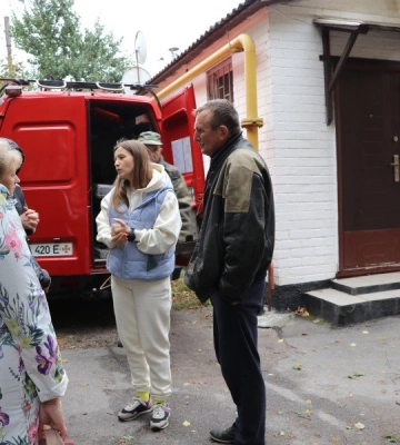 У Полтаві впало дерево на багатоквартирний будинок