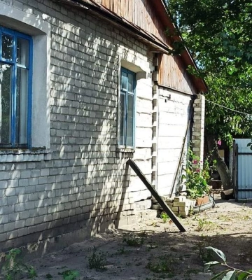 На Волині священник УПЦ МП захопив парафіяльну хату, а його прихильники повісили на неї хрест 