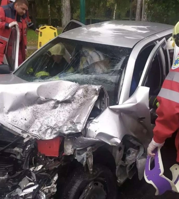 У Кам’янському сталася ДТП з трьома авто: одного з водіїв діставали рятувальники
