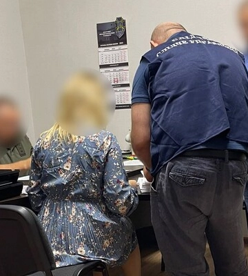 У Тернополі люди у формі силоміць затягли чоловіка в бус: що каже поліція й військкомат
