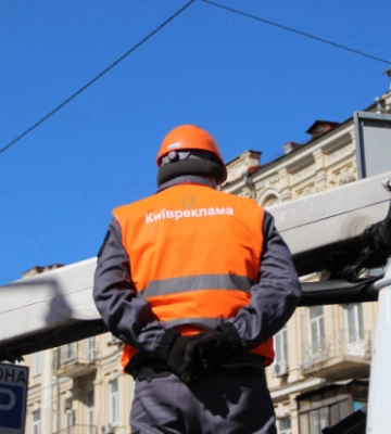 За месяц в Киеве демонтировали около 2500 незаконных конструкций: где чаще всего убирали вывески и рекламные средства
