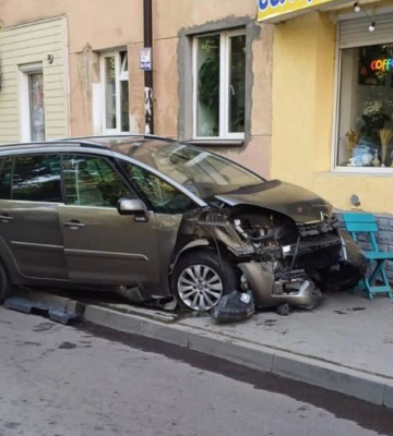 У Івано-Франківську водієві авто Citroen стало погано: врізався в три авто і магазин