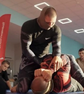 В оккупированном Мелитополе бывшие уголовники учили детей рукопашному бою 