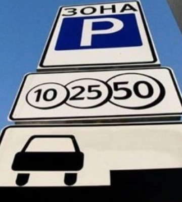 У Дніпрі автохам припаркувався прямо перед входом у гіпермаркет