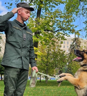 В центре Харькова собак наградили медалями за заслуги на блокпостах 