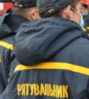 Повалене дерево та пожежа в приватних господарствах: рятувальники двічі виїзджали на допомогу населенню