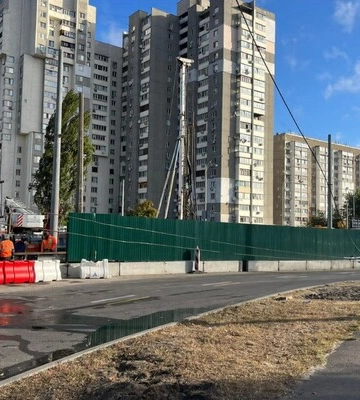 В Киеве на строительстве развязки упал кран