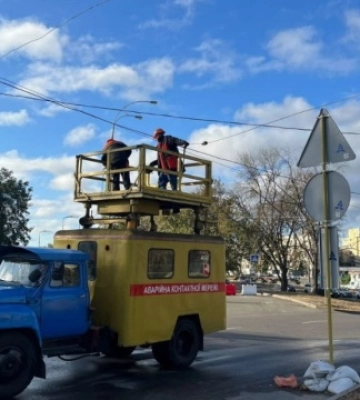 На столичній Оболоні через падіння будівельного крану на проїзну частину громадський транспорт змінив маршрути