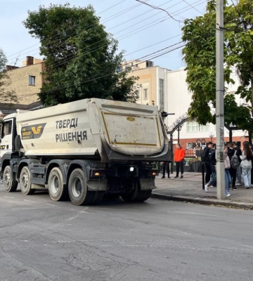 У Франківську частину вулиці Чорновола перекрили для руху транспорту (СХЕМА)