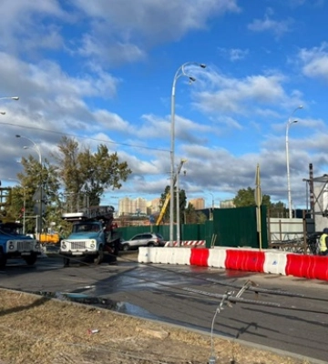 В Киеве из-за падения строительного крана изменены маршруты автобусов и троллейбусов (фото, видео)
