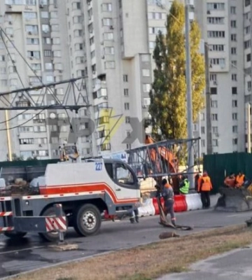 В Киеве из-за падения строительного крана изменены маршруты автобусов и троллейбусов (фото, видео)