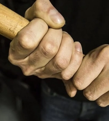 В Днепре мужчина избил родственника палкой