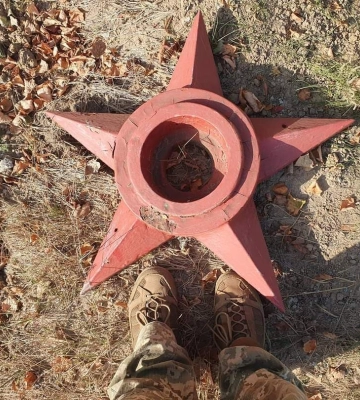 «Дружній вогонь»: росіяни зруйнували радянський пам’ятник на Харківщині 