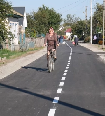 На Черниговщине мать погибшего Героя построила дорогу на выплаты за сына (фото, видео)