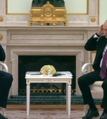 Нові друзі росії — вождь Південного Судану не впорався з гарнітурою на зустрічі з путіним