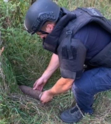 Піротехніки знешколили артилерійський снаряд, який знайшли у Глибокій Долині