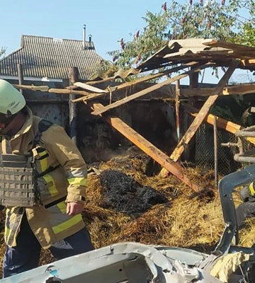 Окупанти обстріляли Вовчанськ: горів сінник, пошкоджені авто та дім 