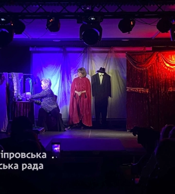 Співдія з глядачами й «чортішо»: дивна та експериментальна вистава театру «ДГУ» «Ілона Кокс. Спроба творчого вечору»