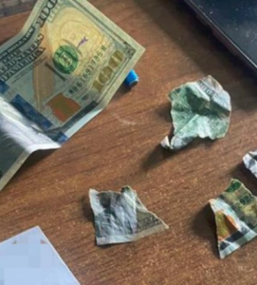 Чиновница во Львовской области пыталась съесть взятку при задержании