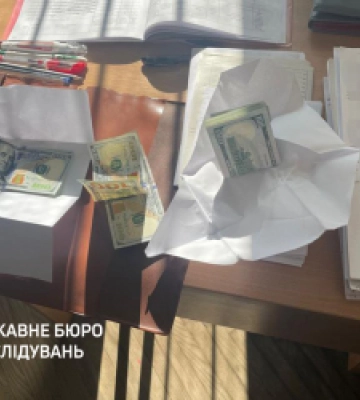 Едва не подавилась: под Львовом чиновница ВЛК во время задержания пыталась съесть взятку 