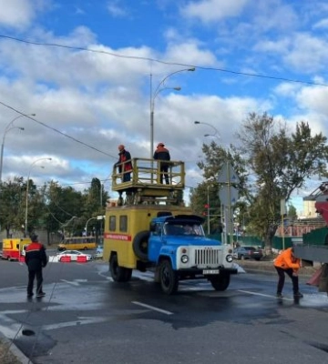 В Киеве из-за падения строительного крана изменены маршруты автобусов и троллейбусов (фото, видео)