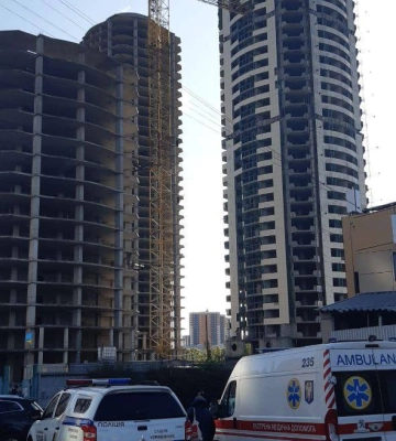 У Києві дві неповнолітні дівчини вистрибнули з даху недобудови