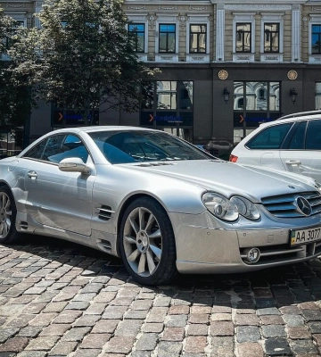 В Киеве замечен редкий спорткар Mercedes 2000-х с эксклюзивным тюнингом 