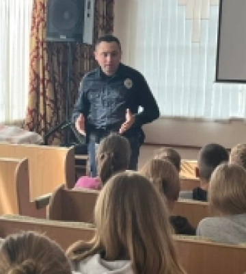У селі на Волині школярі поспілкувалися з поліцейським офіцером громади