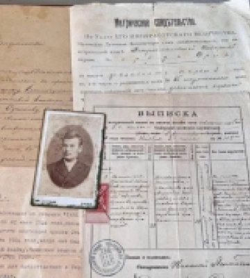 Митники вилучили порцелянові скульптурки та колекцію документів ХІХ-ХХ століть, які намагалися відправити до США