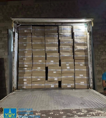 Контрафактні цигарки переховували у підземних сховищах
