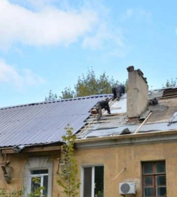 Оновлення покрівлі всього за три дні: у Дніпрі відремонтували дах будинку після обстрілів