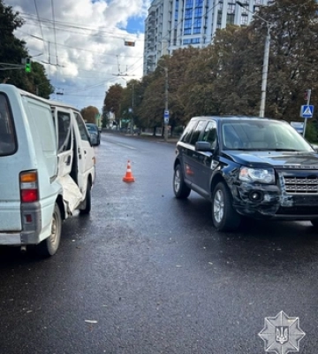 Водій Mitsubishi не надав перевагу: повідомили деталі ДТП на Київському майдані 