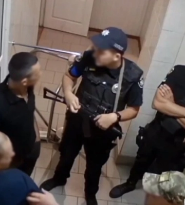 Полицейские улыбались и наблюдали: в ТЦК на Буковине избили мужчину на глазах у полиции (ВИДЕО)