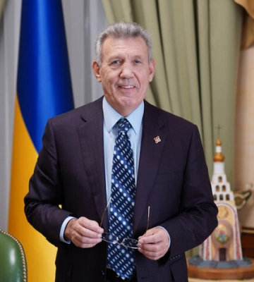 Ексрегіонал Ківалов позував біля військових: обурена нардепка йде до СБУ