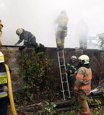 Масштабна пожежа у Дніпрі: на вулиці Макарова горів гараж з трьома легковиками