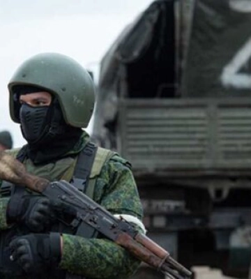 На окупованій Луганщині рашисти вручають чоловікам призовного віку повістки