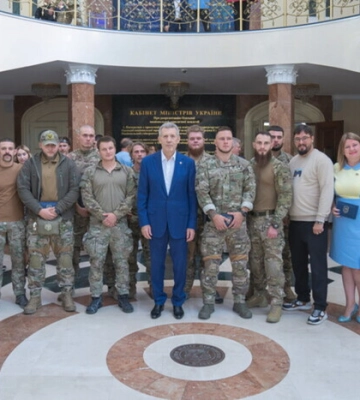 Экс-регионал Кивалов позировал возле военных: возмущенный нардеп идет в СБУ