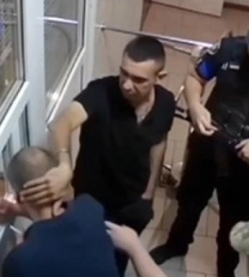 Скандал в Черновицком ТЦК: в сети опознали нападавшего, который выбивал у мобилизованных "согласие", фото Скандал в Черновицком ТЦК: в сети опознали нападавшего, который выбивал у мобилизованных "согласие", фото