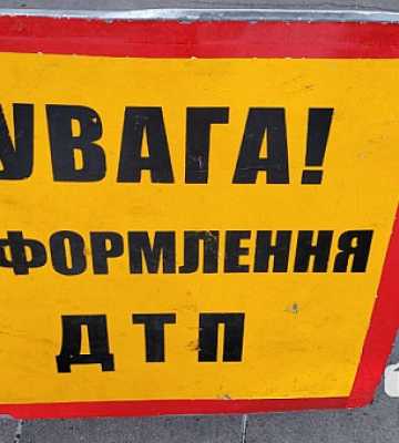 В Кривом Роге произошло ДТП: один из автомобилей перевернулся