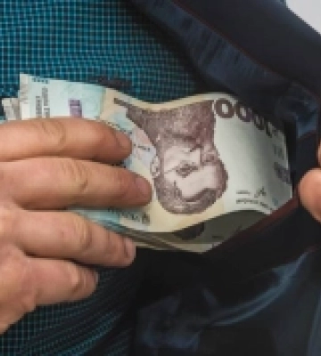 У Луцьку на автостанції з кишені у чоловіка злодій викрав понад 20 тисяч гривень