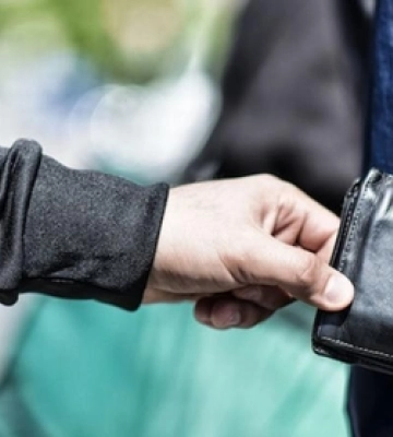 У Луцьку небайдужі затримали грабіжника, який на автостанції обікрав рівнянина