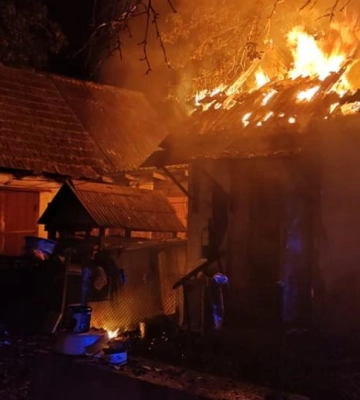 Загоряння у приватному господарстві: на Дубенщині вогнеборці ліквідували пожежу
