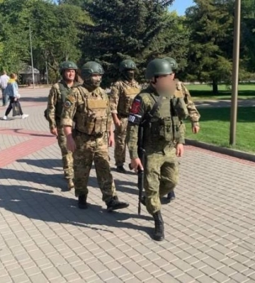 Оккупанты отправили ополченцев распугивать мелитопольцев в парке
