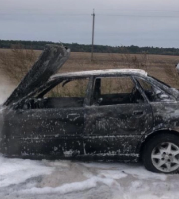 На Львівщині посеред дороги зайнялася та вщент згоріла «Audi»