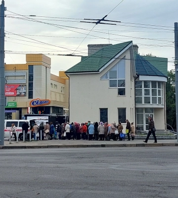 Стало відомо, чому рівненські пенсіонери збираються на автостанції