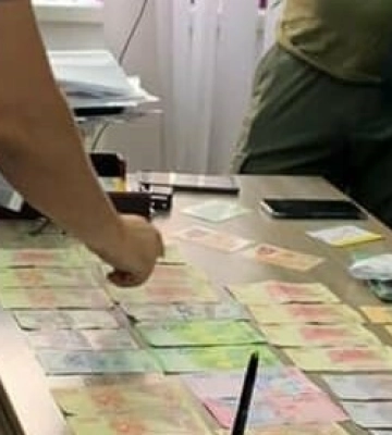 Чиновниця Львівської міськради допомагала ухилянтам виїхати з України