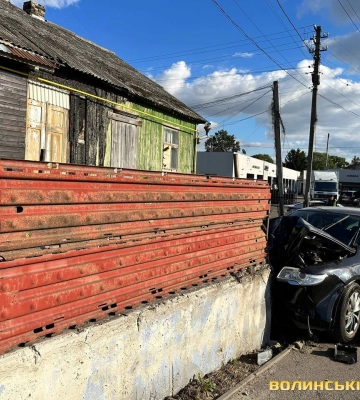 Водію стало зле: у Луцьку Skoda збила знак та в’їхала в огорожу. Фото